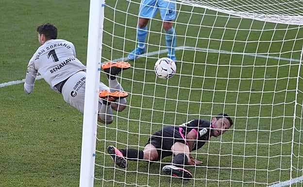 El árbitro concede un gol en falta al Tenerife y le quita el triunfo al Málaga