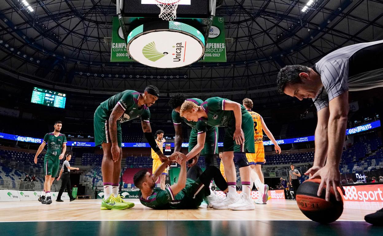 Thomas, Díaz y Thompson ayudan a Jaime Fernández a levantarse. 