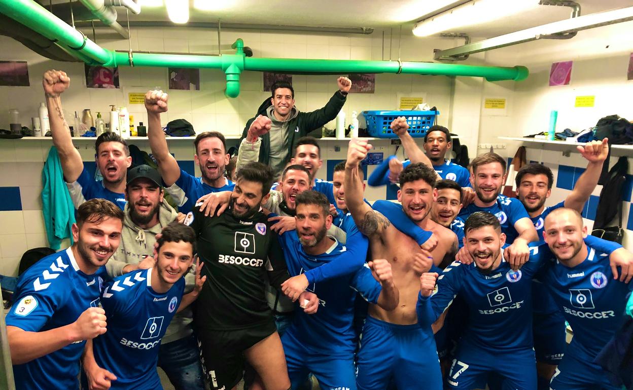 La plantilla de El Palo celebra su victoria ante el Vélez, líder de la categoría. 