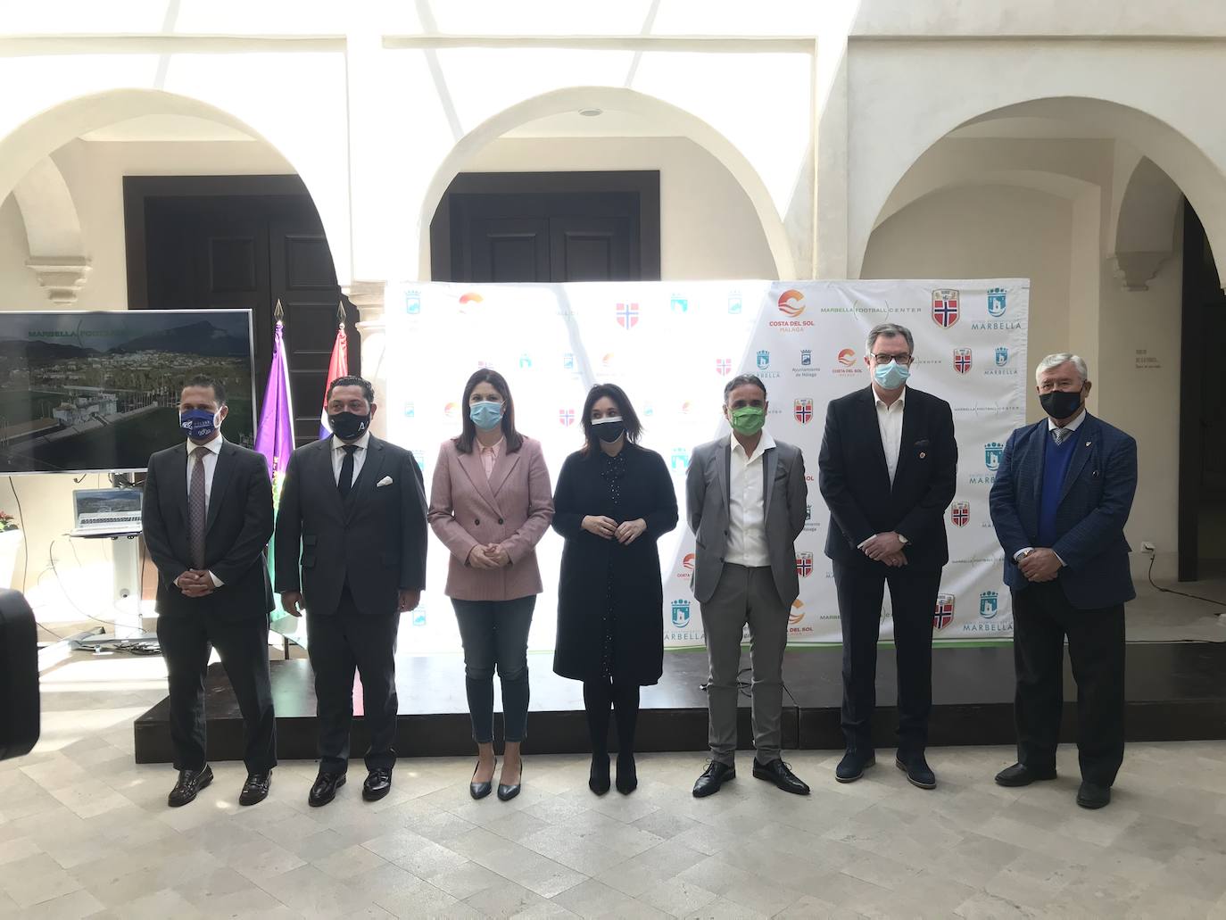 Foto de familia de la presentación del partido internacional Noruega-Turquía que se jugará en La Rosaleda. Rune Pedersen representó a la Federación Noruega de Fútbol en el acto celebrado en el Palacio De Villalón, sede del Museo Carmen Thyseen en Málaga.