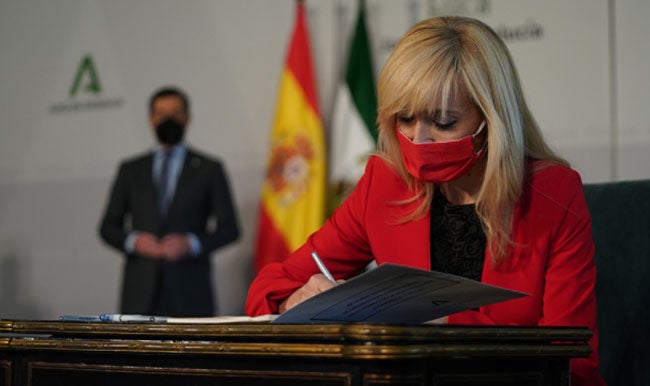 La secretaria general de UGT Andalucía, Carmen Castilla, firmando el Acuerdo hoy.