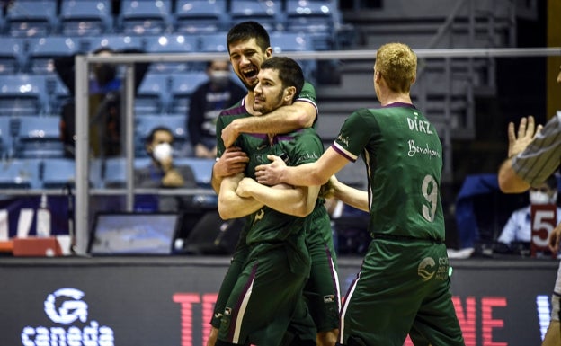 Bouteille y Alberto Díaz acuden a felicitar a Brizuela tras su canasta decisiva en Santiago el sábado. 