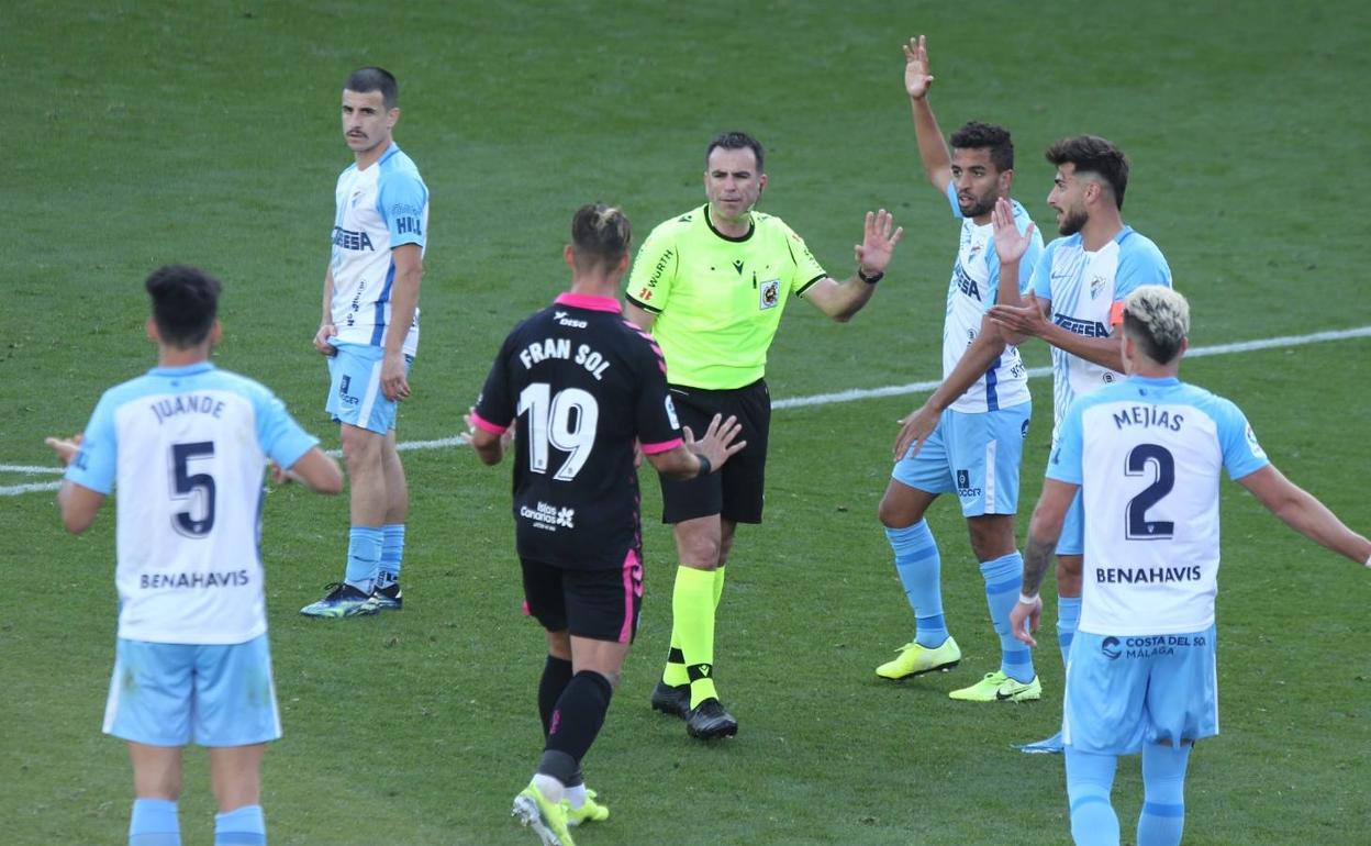 Ocón Arraiz, durante los momentos de duda tras el gol del Tenerife que él concedió en un grave error. 