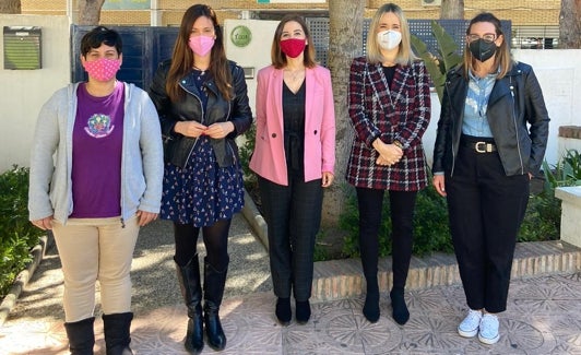 La parlamentaria autonómica, Beatriz Rubiño, la diputada provincial, Patricia Alba y la portavoz del PSOE en el Ayuntamiento de Torrox, Mari Nieves Ramírez, este lunes en el centro. 