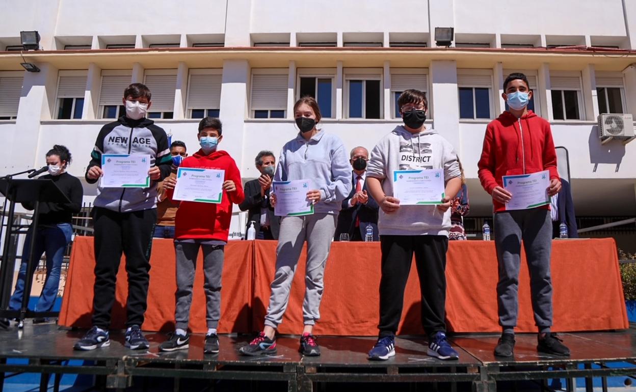 Algunos de los alumnos del programa, con sus diplomas. 