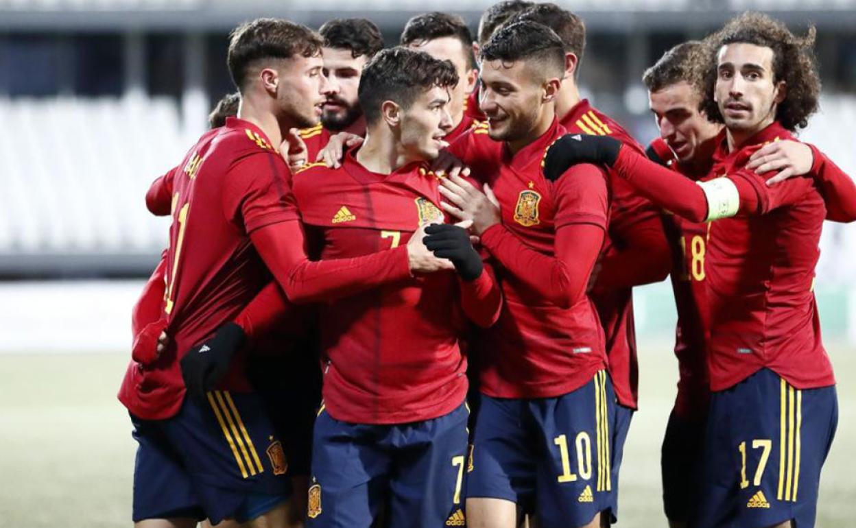 Brahim (centro), felicitado por sus compañeros tras un gol con la selección sub-21. 