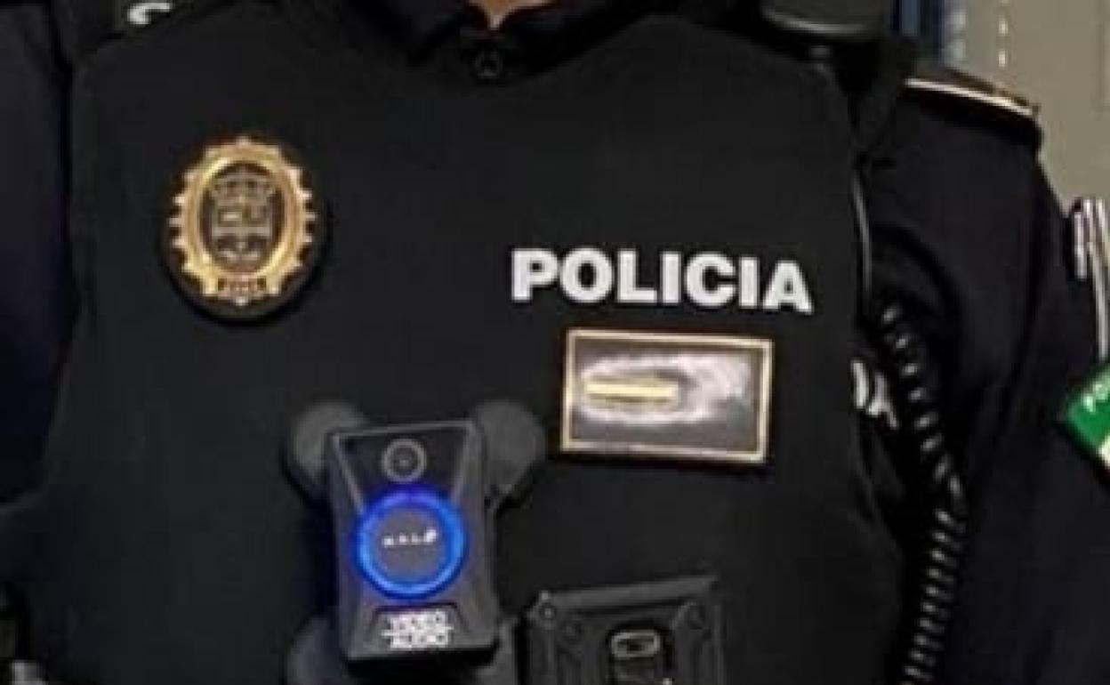 Imagen de los dispositivos instalados en el uniforme policial. 