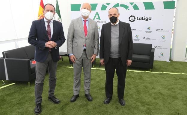 Imagen principal - Tebas: «Si dividimos los puntos del Málaga por su masa salarial, es el equipo con la situación más óptima»