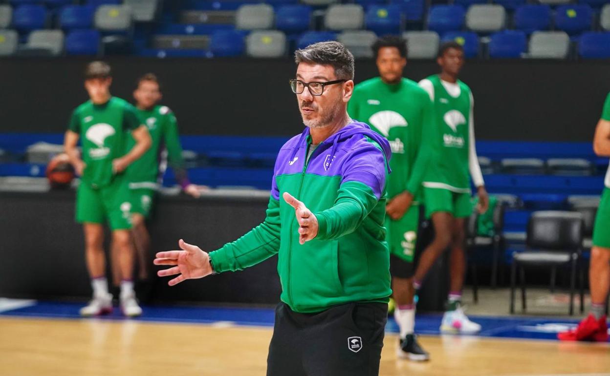 Katsikaris da instrucciones en un entrenamiento del Unicaja. 