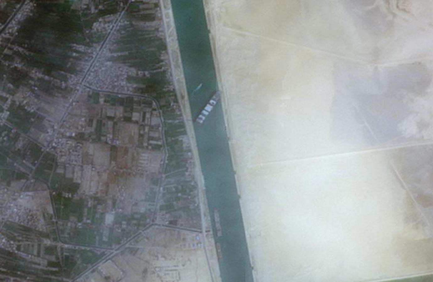 Vista de satélite del Canal de Suez, con el carguero atrapado.