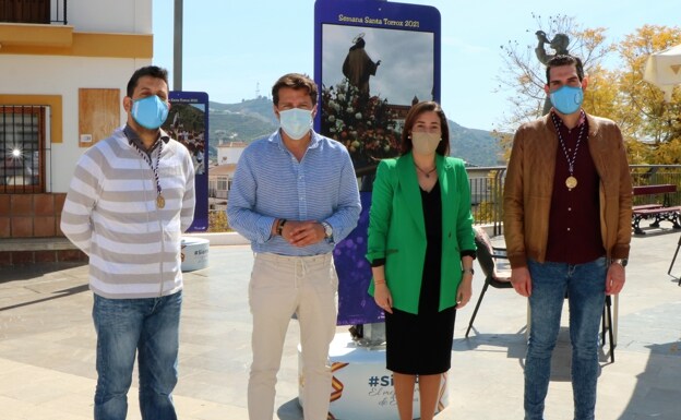 El alcalde y la edil de Tradiciones Populares y Fiestas, junto a los paneles de la exposición. 