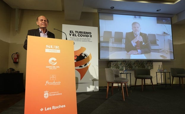 El redactor de SUR Deutsche Ausgabe, Uwe Scheele, presenta al embajador alemán en España, que interviene de forma telemática en el foro. 