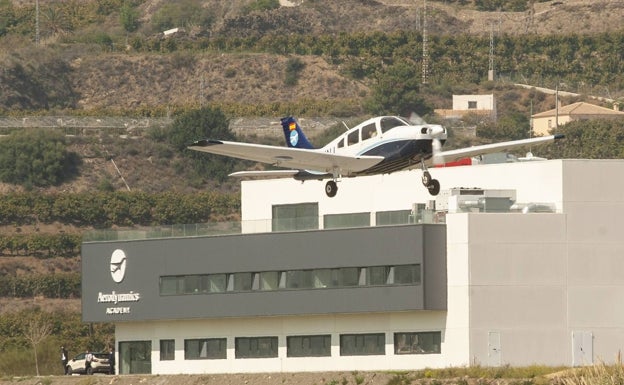 La escuela se encuentra junto al aeródromo de Vélez-Málaga. 