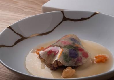 Imagen secundaria 1 - Skina, casa matriz: Granda, en Skina, su restaurante con dos estrellas Michelin, su casa matriz y donde ejerce de jefe de sala y sumiller. Lujo en la sencillez: Uno de los platos de Nintai, que pese a ser cocina japonesa se ajusta a la 'marca Marcos' de producto y esencialidad.. Placer y ritual: La barra de Nintai ofrece a los comensales no solo disfrutar de la comida, sino del ritual del estilo 'omakase'.