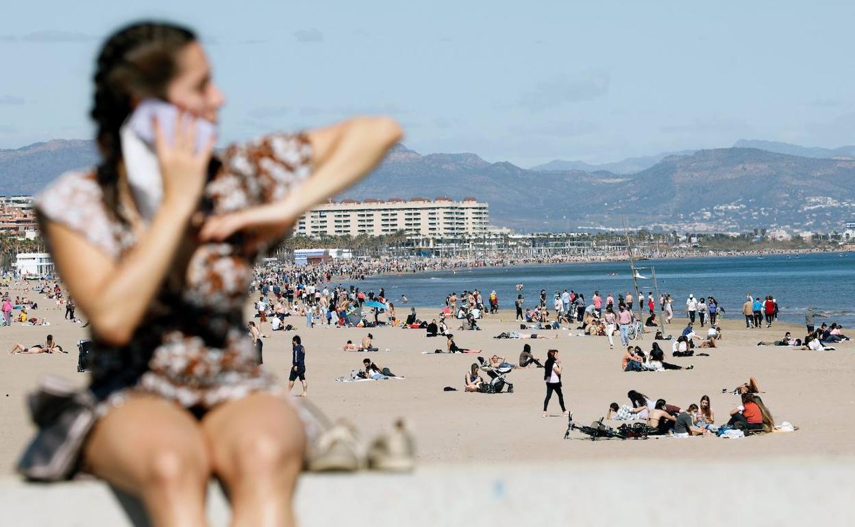 La playa de la Malvarrosa de Valencia, llega de ciudadanos disfrutando del buen tiempo de mediados de marzo.