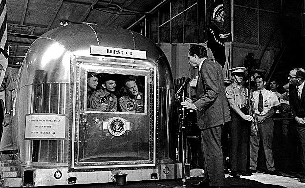 El presidente Nixon habla con los astronautas del Aplo Xi , en el interior de una Airstream 