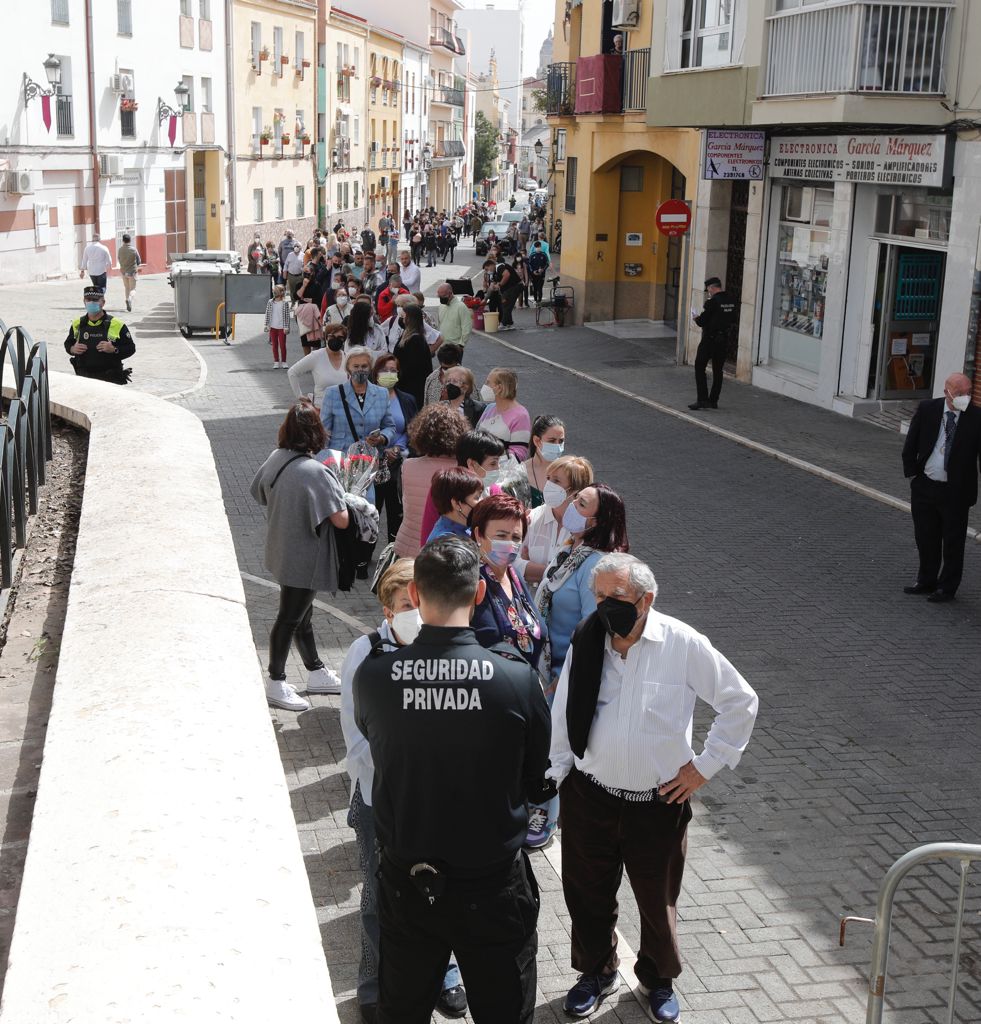 Largas colas este sábado para ver al Cautivo en su casa hermandad.