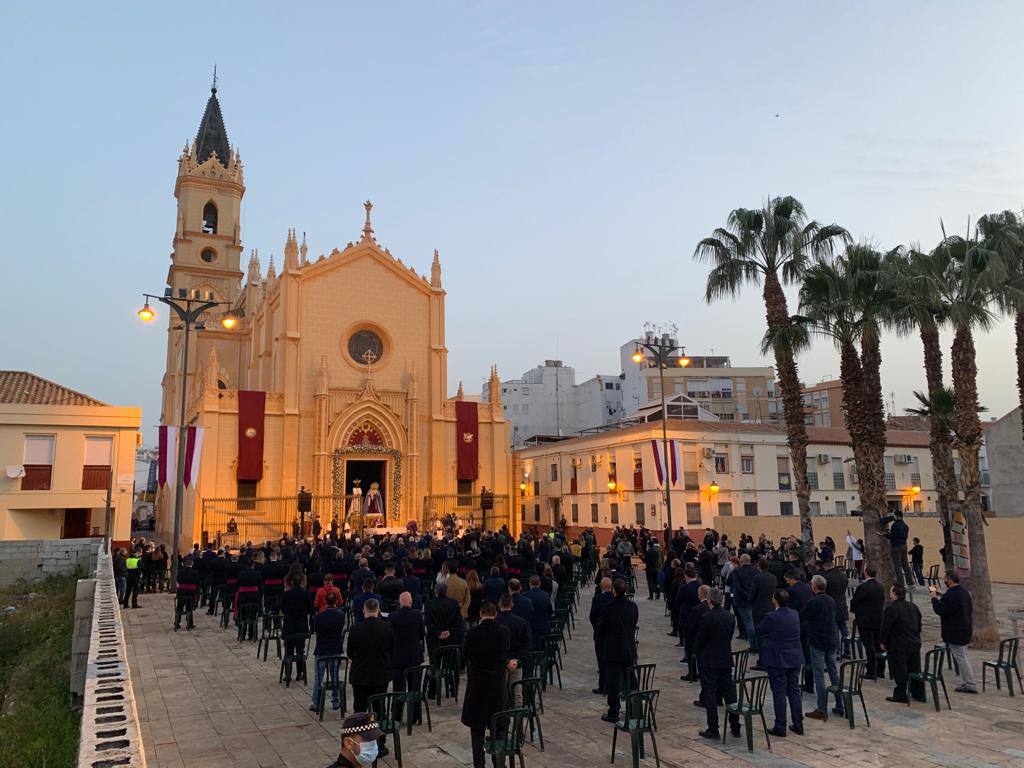 La ceremonia, oficiada por el obispo de Málaga, ha tenido lugar al aire libre en una plaza de San Pablo aforada con la única asistencia de 288 personas.