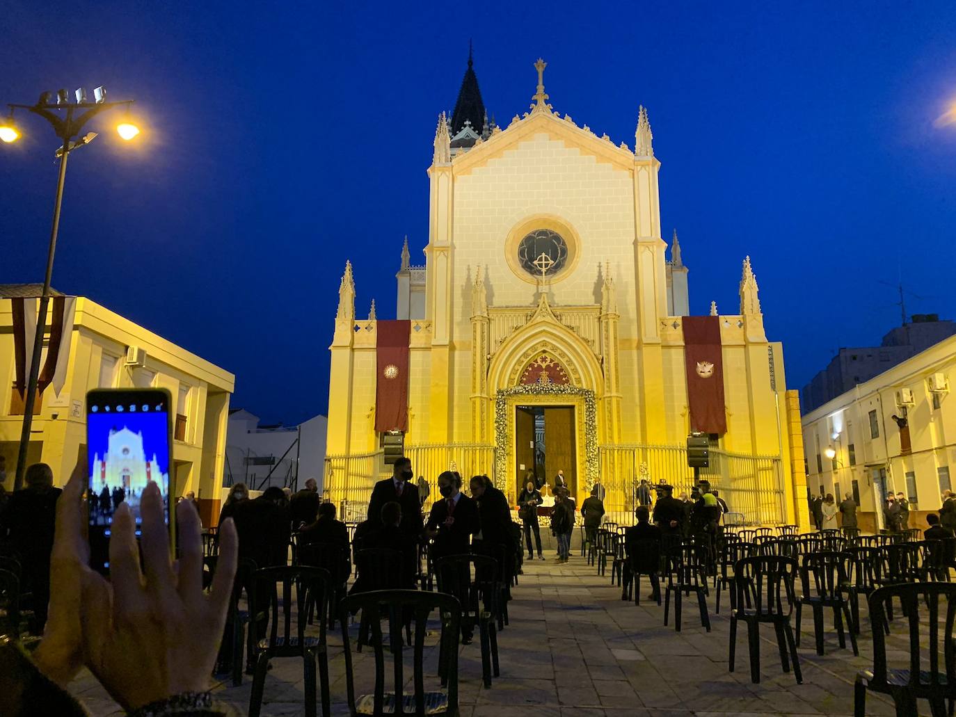 La ceremonia, oficiada por el obispo de Málaga, ha tenido lugar al aire libre en una plaza de San Pablo aforada con la única asistencia de 288 personas.