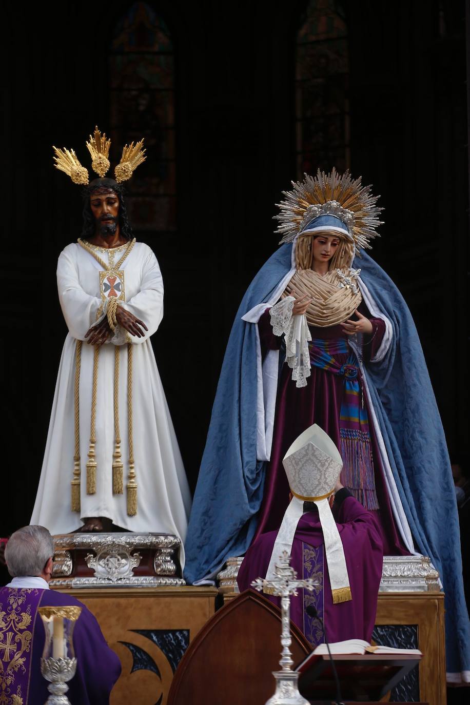 La ceremonia, oficiada por el obispo de Málaga, ha tenido lugar al aire libre en una plaza de San Pablo aforada con la única asistencia de 288 personas.