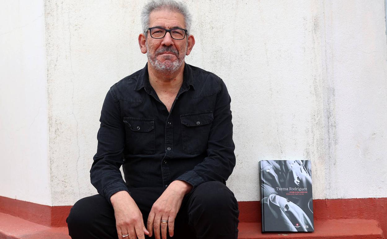 Txema Rodríguez, con su libro de fotografías. 