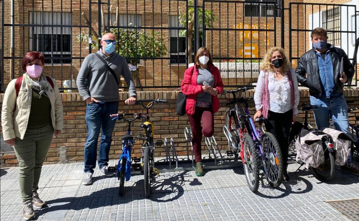 Macías, Fernández, Del Sol, Ramos y Sguiglia, en la parada de bicis del colegio Federio García Lorca. 
