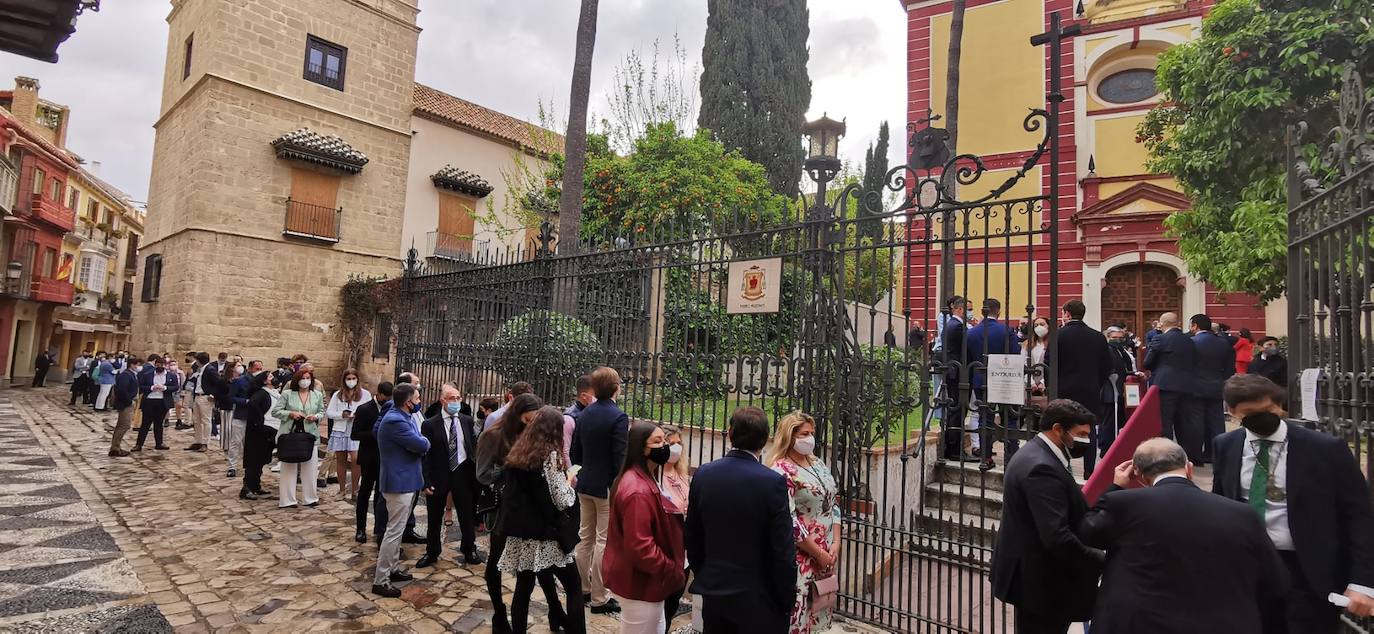 Colas a las puertas de la iglesia de San Agustín para la misa de palmas de Pollinica.