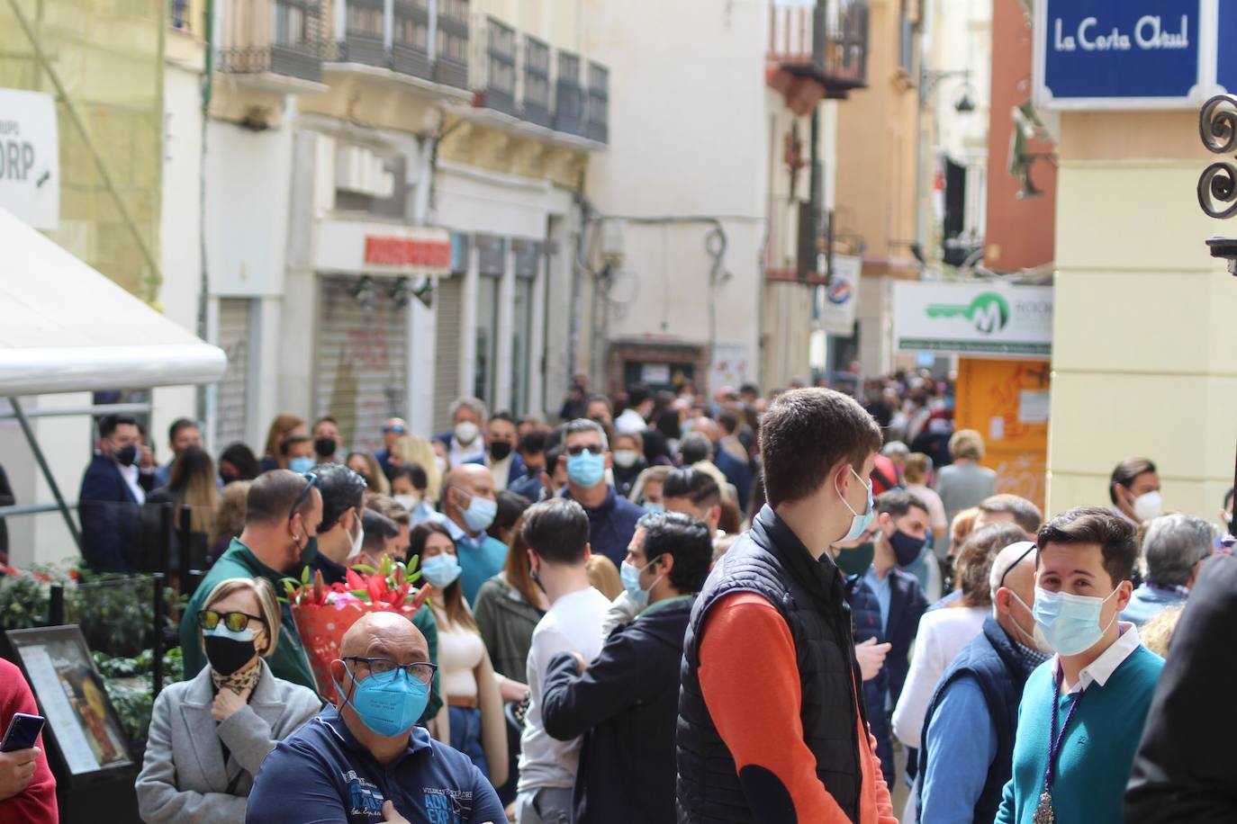 Multitud de personas en la calle San Juan para ver a Fusionadas.