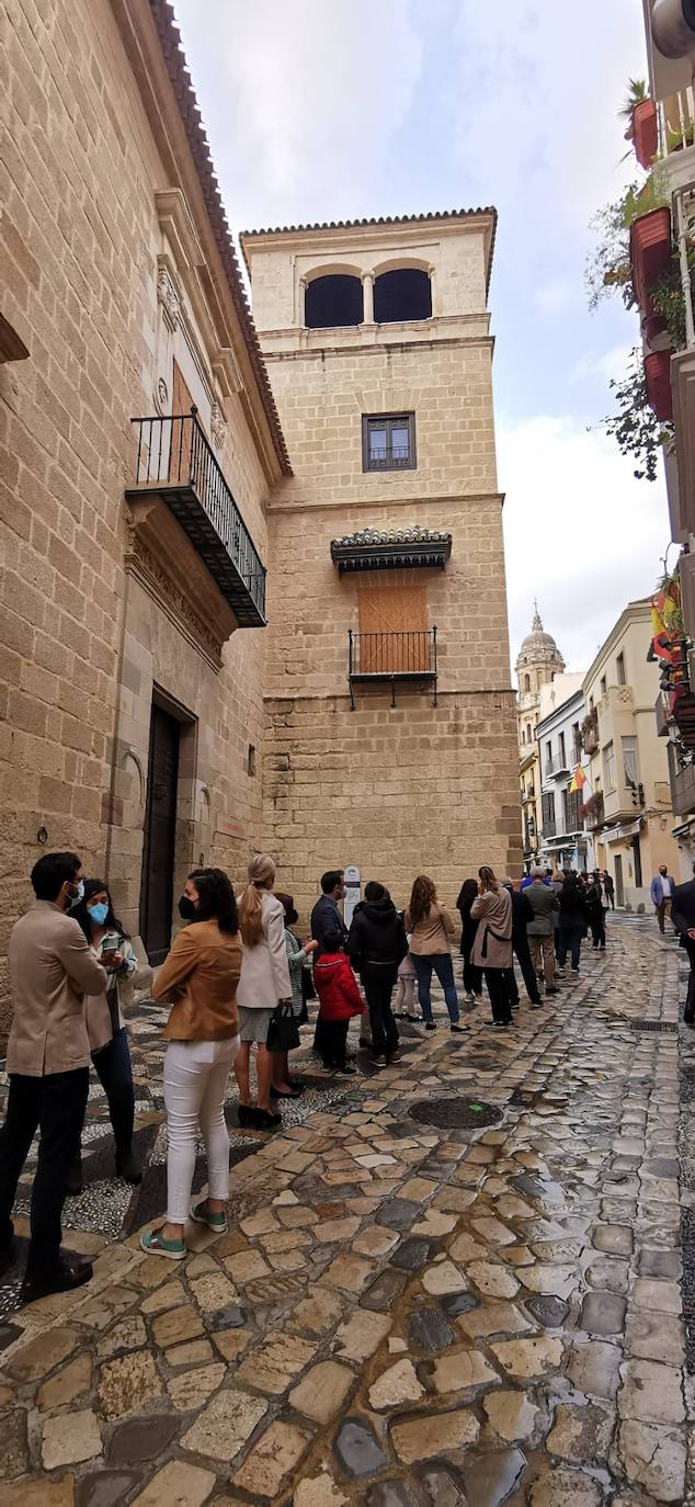 Colas para asistir a la Misa de Palmas de la Pollinica en la Iglesia de San Agustín.