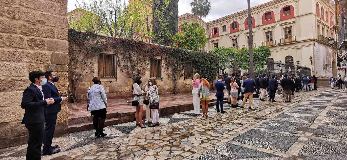 Colas para asistir a la Misa de Palmas de la Pollinica en la Iglesia de San Agustín.