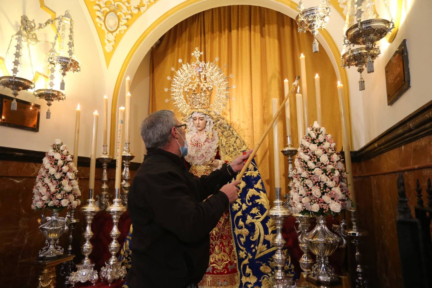 Veneración de María Santísima de Lágrimas y Favores en la Iglesia de San Juan Bautista.