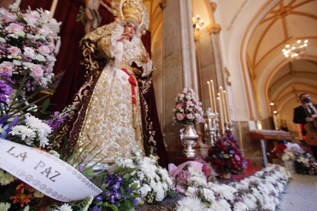 Detalle de las flores para los titulares de la hermandad de Salud. 