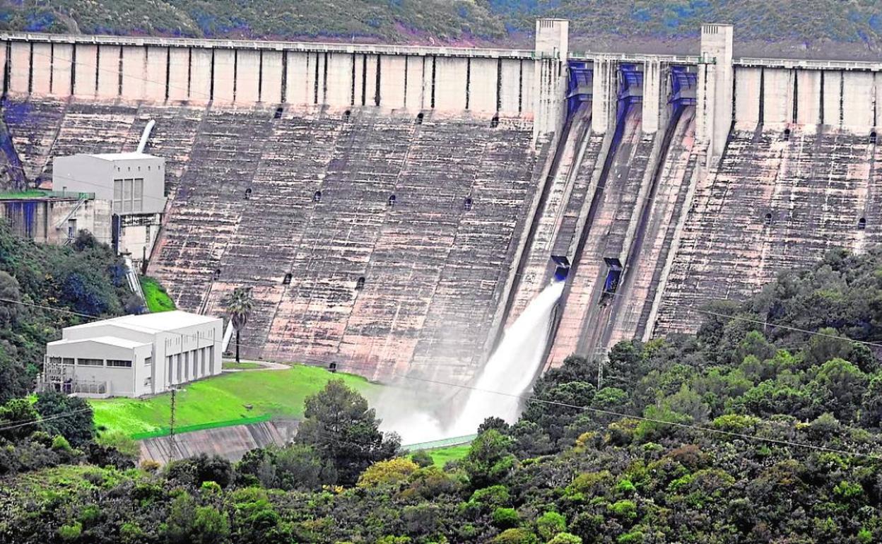 La presa de La Concepción, durante el reciente desembalse de agua al río Verde. 