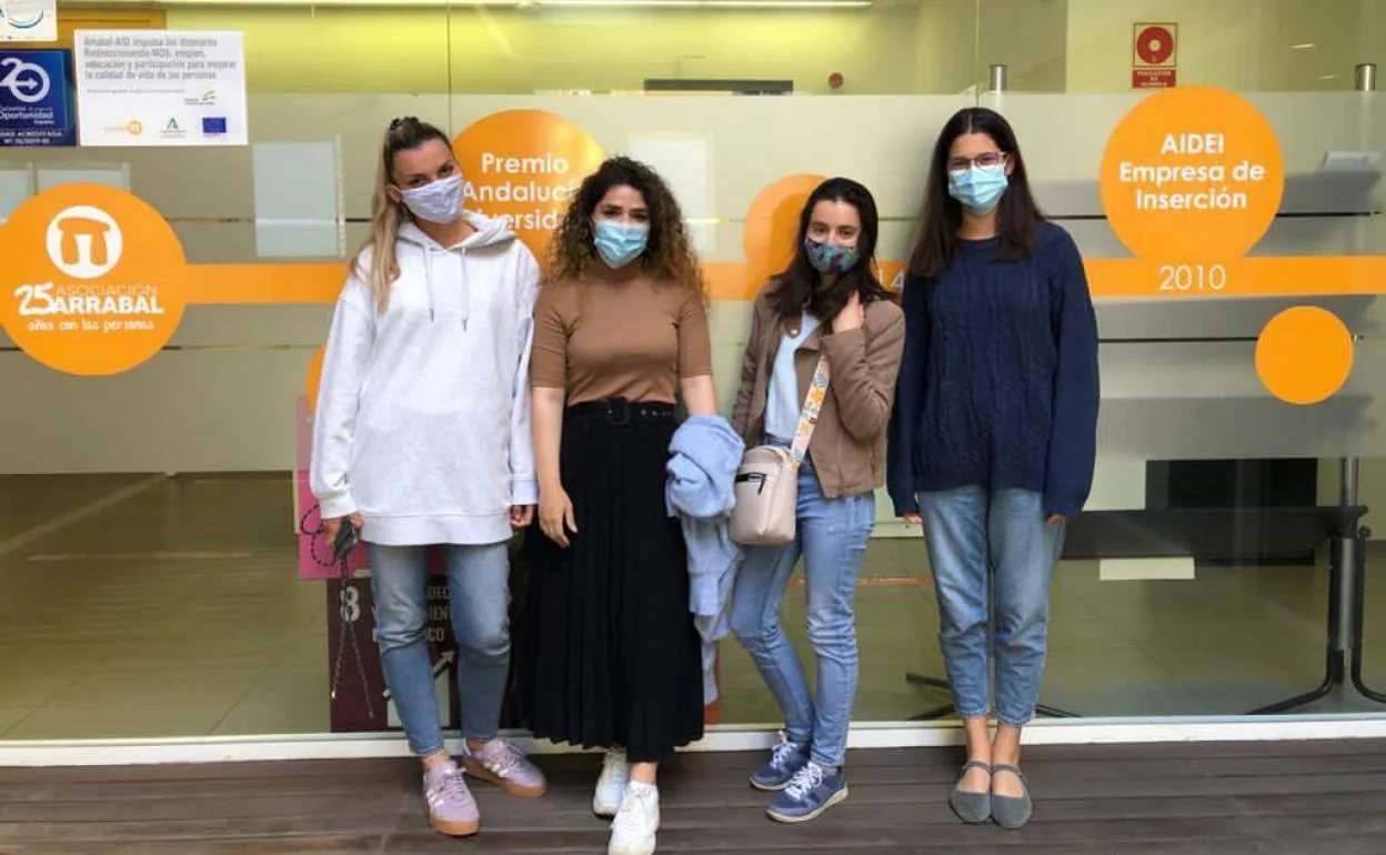 Sara, Haneen, Yuliia y Eszter posan en la puerta de la asociación Arrabal.