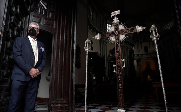 La cruz guía de la Salutación, en la puerta de San Felipe. ​