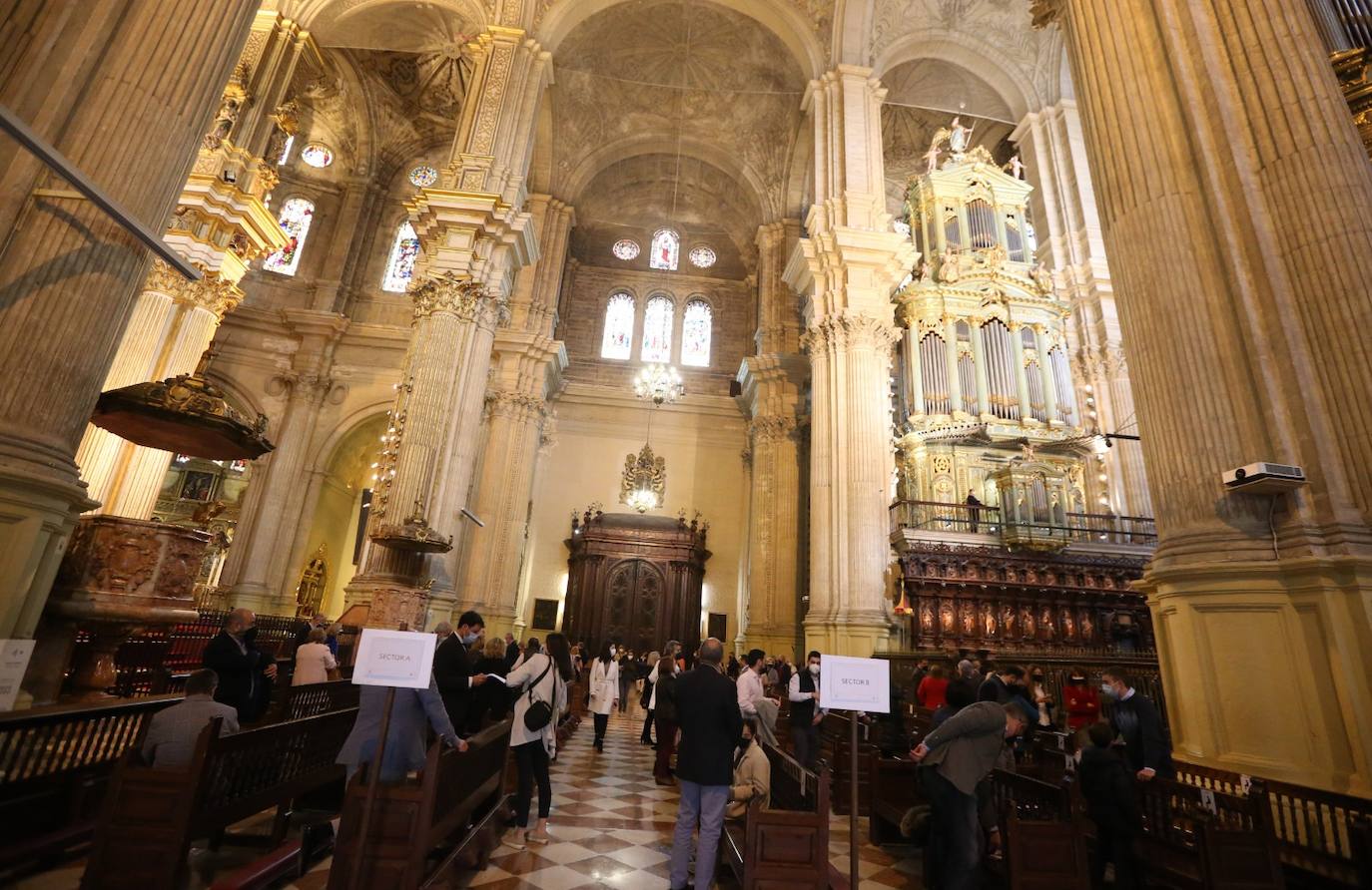 Fieles en la Catedral este Lunes Santo. 