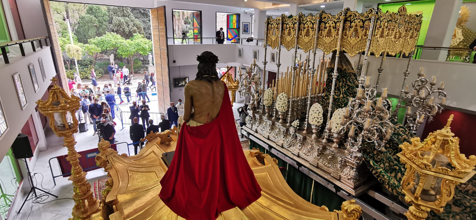 Imágenes del Cristo Coronado de Espinas y la Virgen de Gracia y Esperanza en la casa hermandad de Estudiantes.