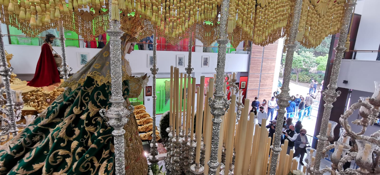 Imágenes del Cristo Coronado de Espinas y la Virgen de Gracia y Esperanza en la casa hermandad de Estudiantes.