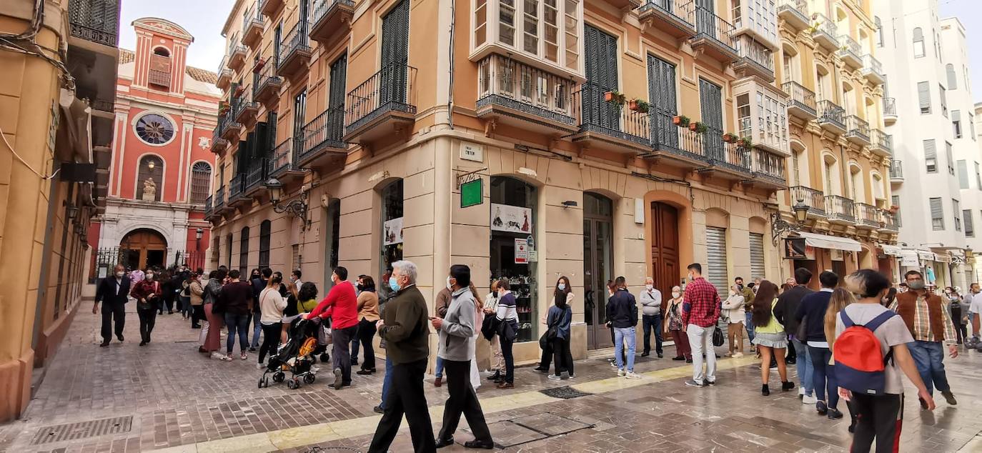 Colas para ver a los titulares de la cofradía del Sepulcro. 