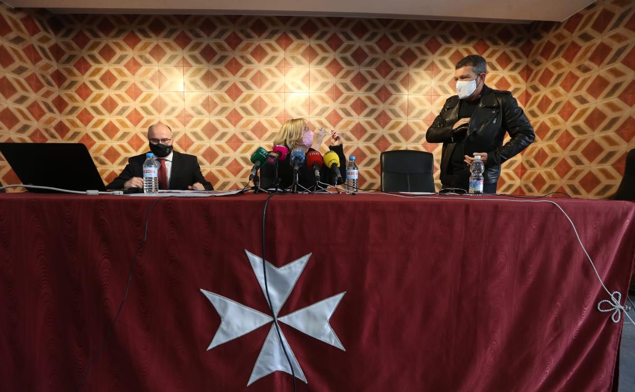 Benjamín del Alcázar, Susana Cabrera y Antonio Banderas, esta mañana, en la presentación.