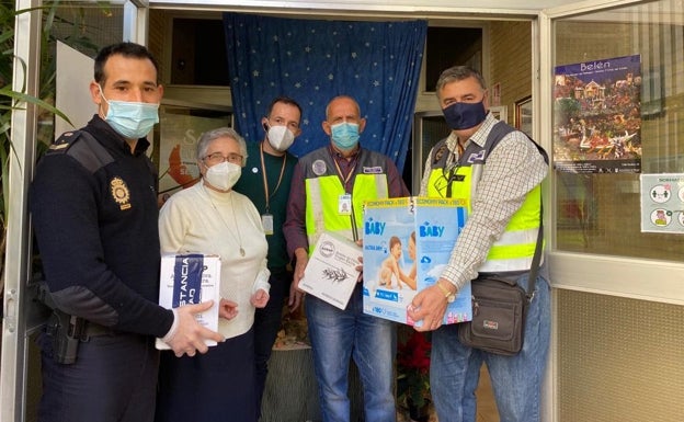 Entrega de material solidario recaudado por policías de Málaga. 