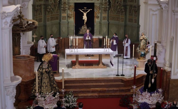 Un momento de la misa de la Pasión presidida por el obispo. 