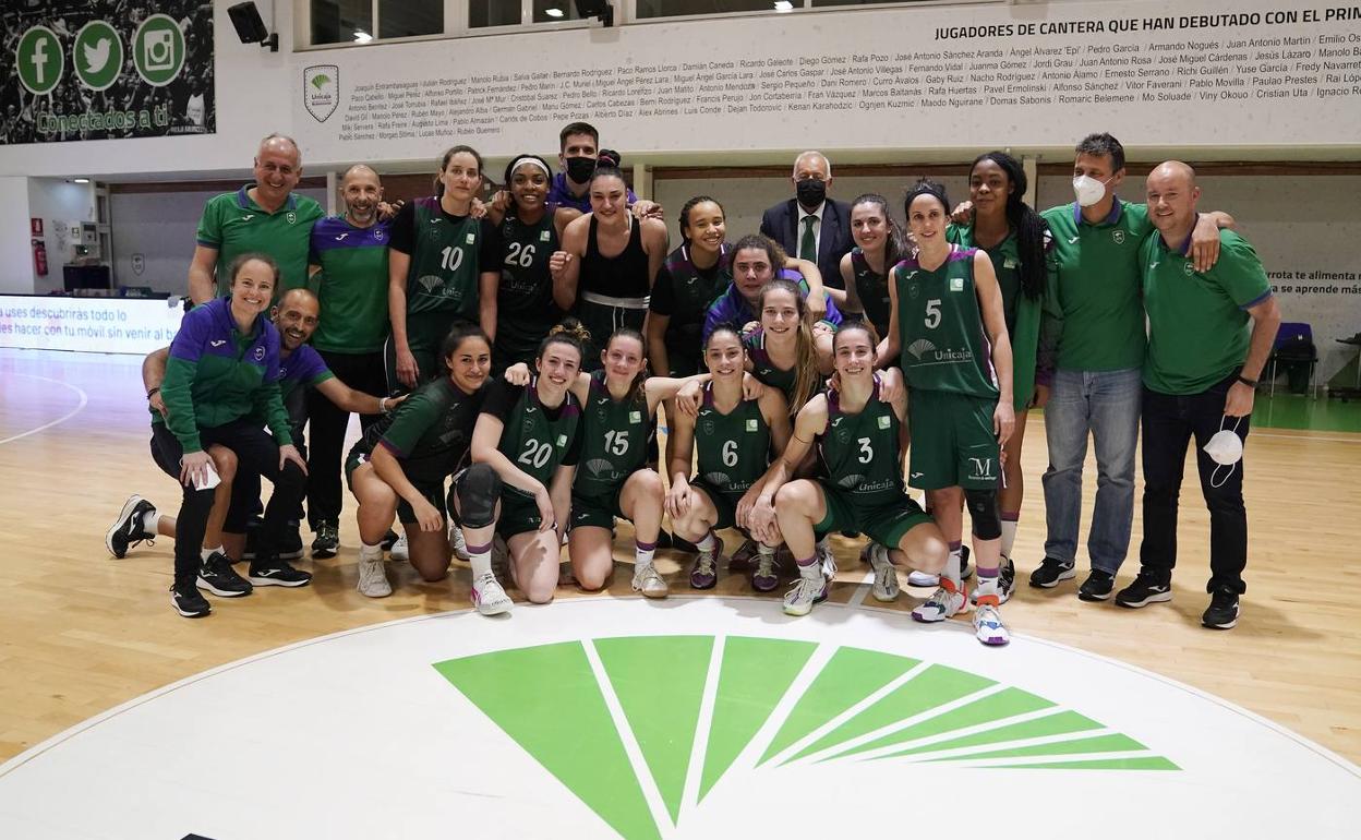 La plantilla del Unicaja femenino el pasado sábado tras acabar la temporada. 