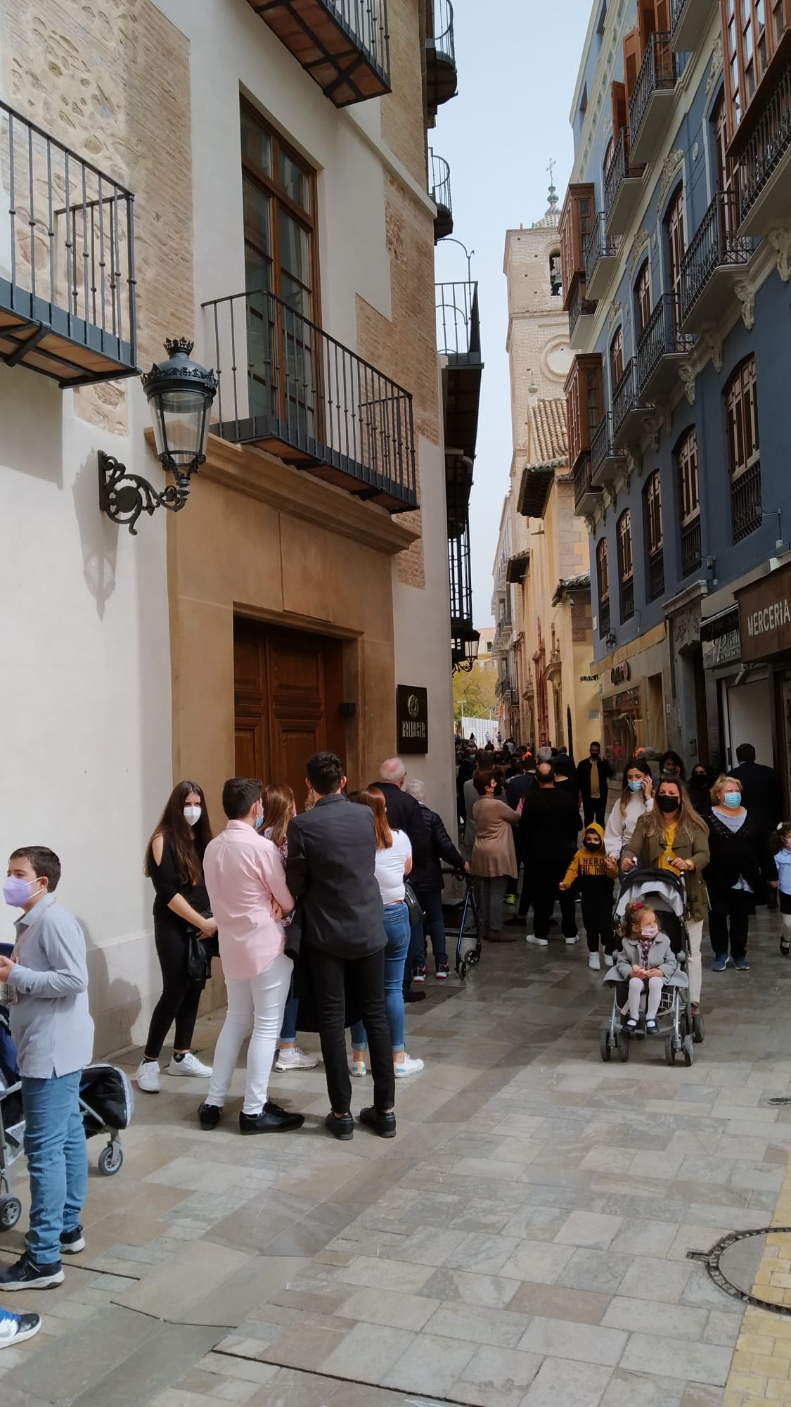 Cola a las puertas de Santiago para ver a los titulares de la Cofradía de la Sentencia.