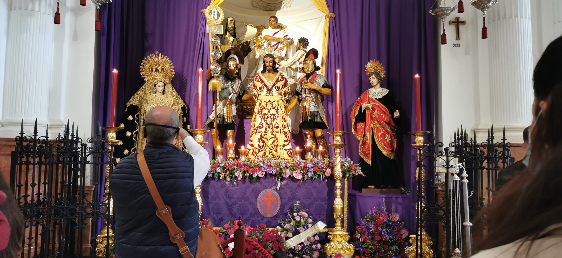 Nuestro Padre Jesús de la Sentencia y María Santísima del Rosario en sus Misterios Dolorosos y San Juan Evangelista, en la Parroquia de Santiago.