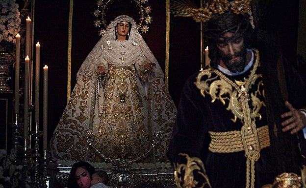 El Nazareno y La Novia de Málaga, en su templo.