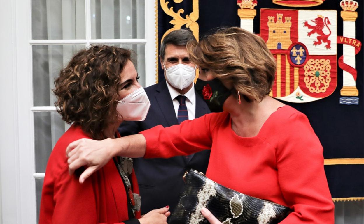 María Jesús Montero y Susana Díaz se saludan en presencia del nuevo delegado del Gobierno, Pedro Fernández.