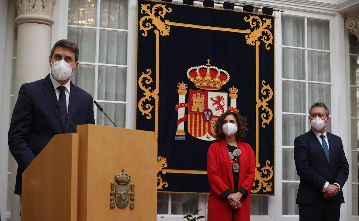 Pedro Fernández, durante su intervención junto a la ministra de Hacienda, María Jesús Montero, y el alcalde de Sevilla, Juan Espadas