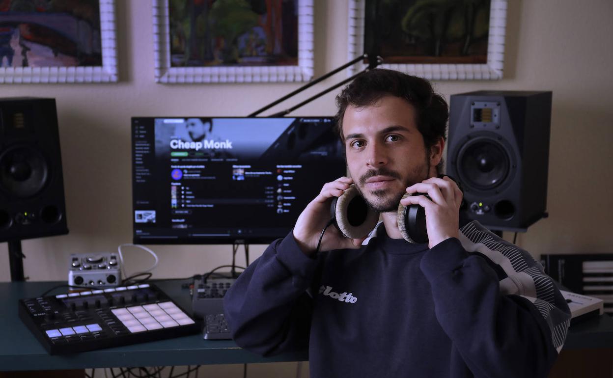 Miguel Martín, alias Cheap Monk, en el estudio de casa donde crea su música. 
