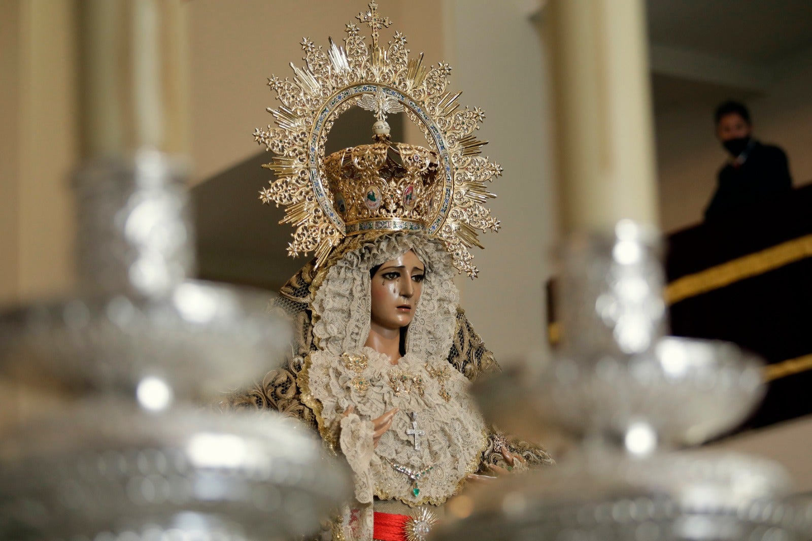 Tiempo de Esperanza: La basílica se alfombra y perfuma de romero. El Nazareno del Paso luce túnica bordada y cruz de plata y la Virgen lleva la presea de la coronación